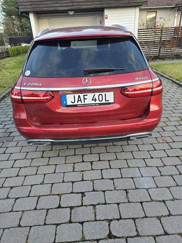 Röd Begagnad 2023 Mercedes E220 Avantgarde Kombi | 275 000 kr (Superpris) - Bild 1/4