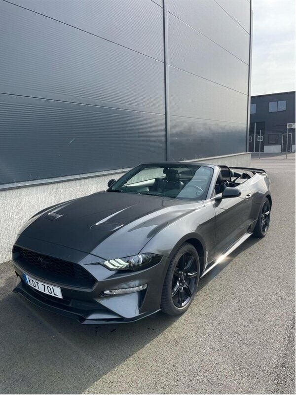 Grå Begagnad 2019 Ford Mustang Convertible Cab | 299 000 kr - Bild 1/4