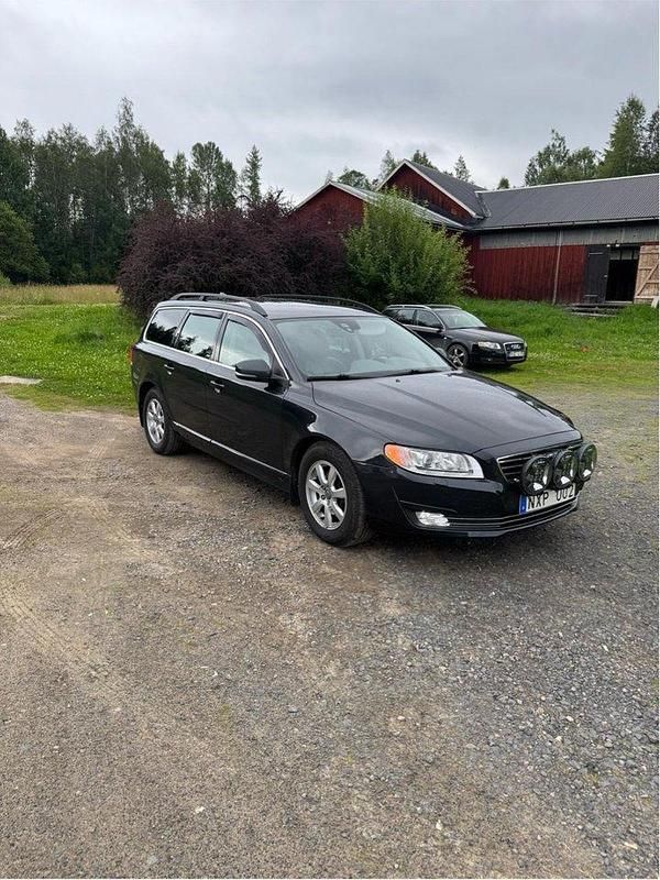 Grå Begagnad 2014 Volvo V70 Momentum Kombi | 105 000 kr (Marknadspris) - Bild 1/4