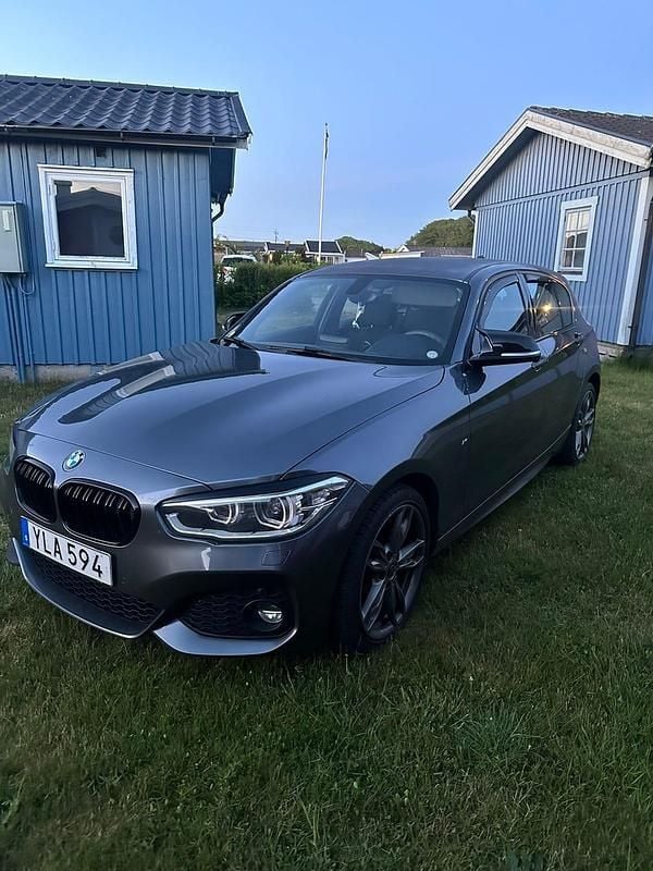 Begagnad 2017 BMW 118 Halvkombi | 185 000 kr (Lite dyr) - Bild 1/4