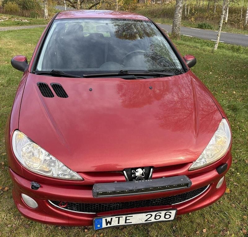 Röd Begagnad 2005 Peugeot 206 Halvkombi | 18 000 kr (Marknadspris) - Bild 1/4