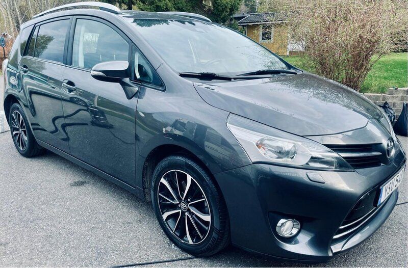 Grå Begagnad 2017 Toyota Verso Multidrive S Minibuss | 182 000 kr (Marknadspris) - Bild 1/4