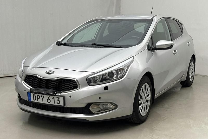 Grå Begagnad 2015 Kia Ceed Comfort | 97 000 kr (Marknadspris) - Bild 1/4