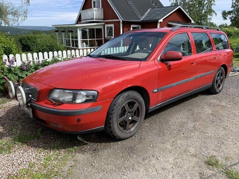 Röd Begagnad 2001 Volvo V70 Kombi | 22 000 kr (Marknadspris) - Bild 1/3