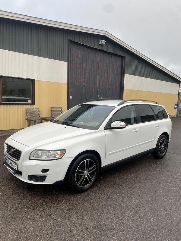 Vit Begagnad 2009 Volvo V50 Kinetic Kombi | 42 000 kr (Marknadspris) - Bild 1/4