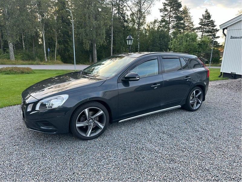 Grå Begagnad 2013 Volvo V60 R-Design Kombi | 110 500 kr (Marknadspris) - Bild 1/4