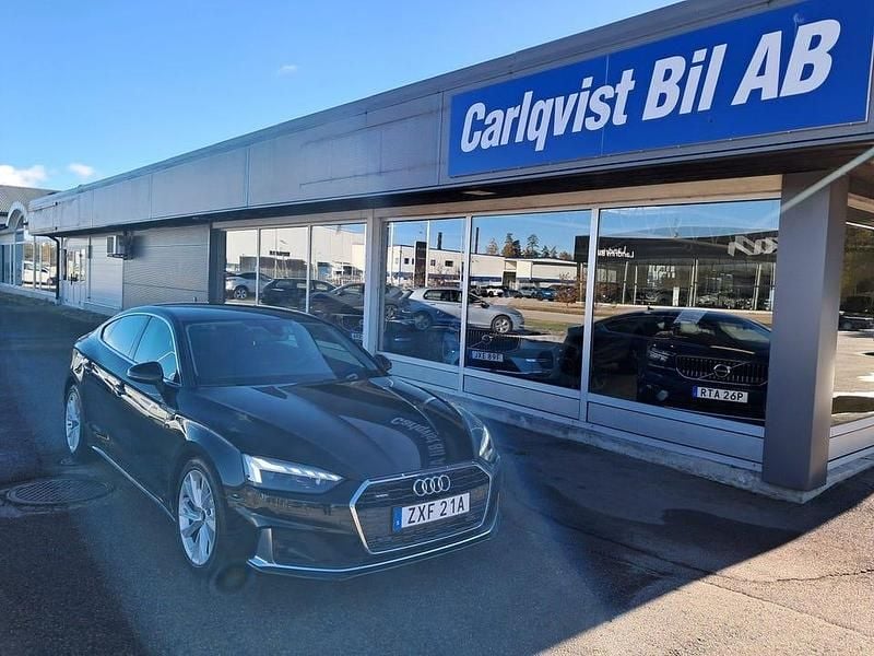Brilliant svart Begagnad 2022 Audi A5 Sportback Advanced Halvkombi | 349 000 kr - Bild 1/4