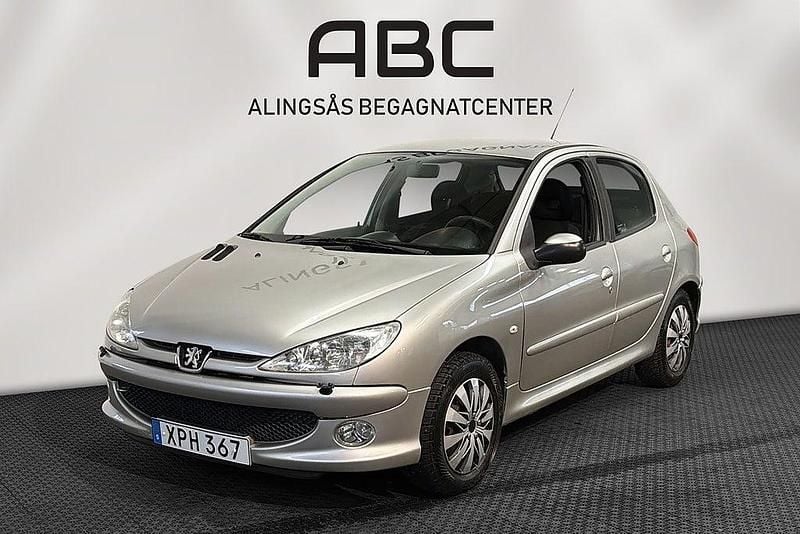 Grå Begagnad 2006 Peugeot 206 Halvkombi | 17 900 kr (Marknadspris) - Bild 1/4