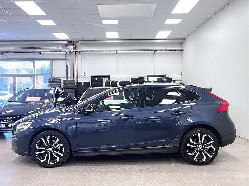 Begagnad Volvo V40 Summum 150 HK (110 kW) 2016 Mörkblå Halvkombi