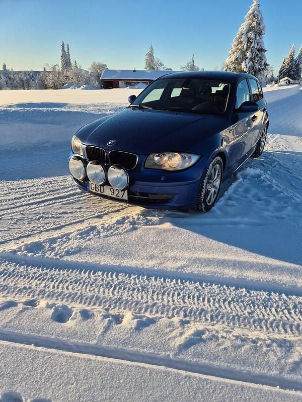 Begagnad BMW 118 143 HK (105 kW) 2009 Montego metallic blue a51 Halvkombi