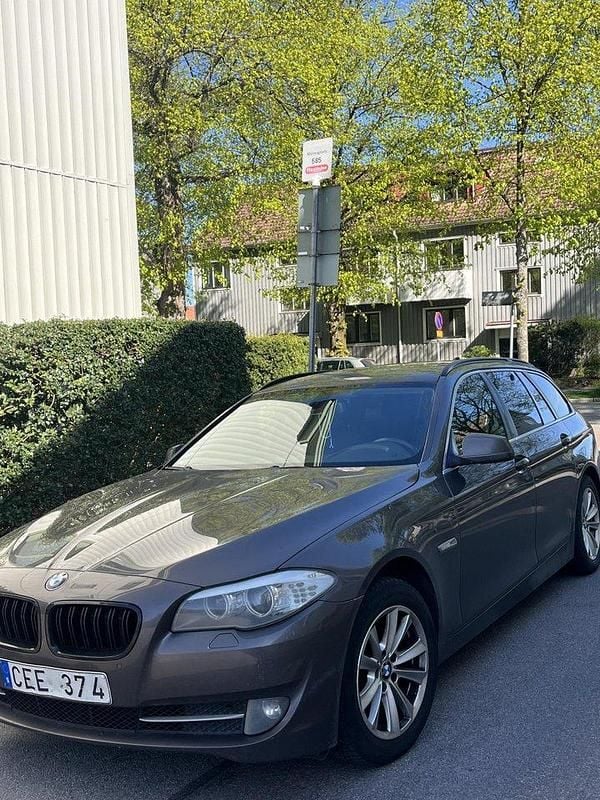 Brun Begagnad 2013 BMW 520 Kombi | 80 000 kr (Bra pris) - Bild 1/4