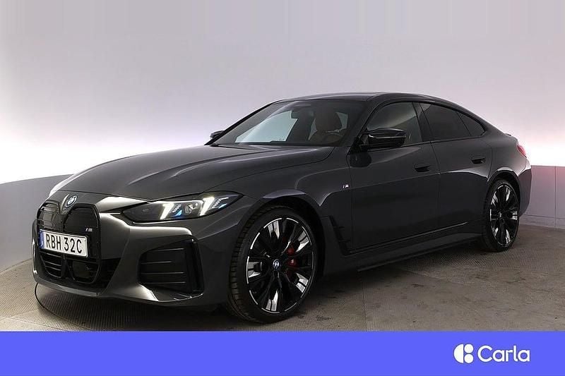 Grå Begagnad 2024 BMW i4 M Sport Sedan | 639 900 kr (Marknadspris) - Bild 1/4