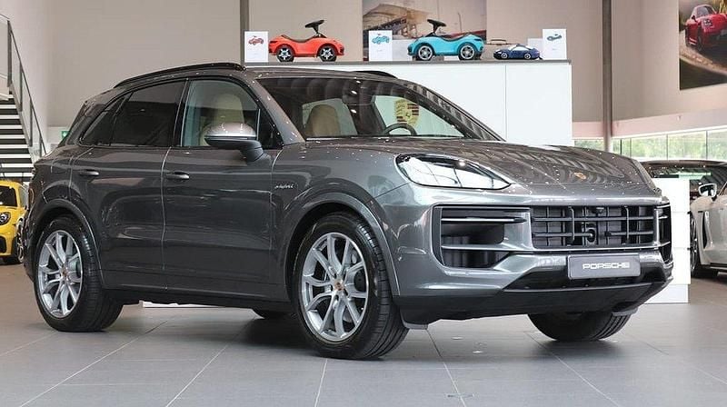 Grå Begagnad 2025 Porsche Cayenne SUV | 1 219 000 kr (Superpris) - Bild 1/4