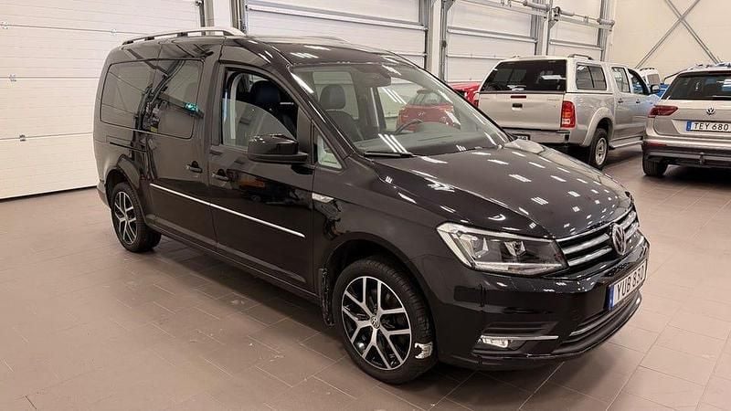 Svart Begagnad 2017 VW Caddy Maxi Life Highline Minibuss | 279 900 kr - Bild 1/4