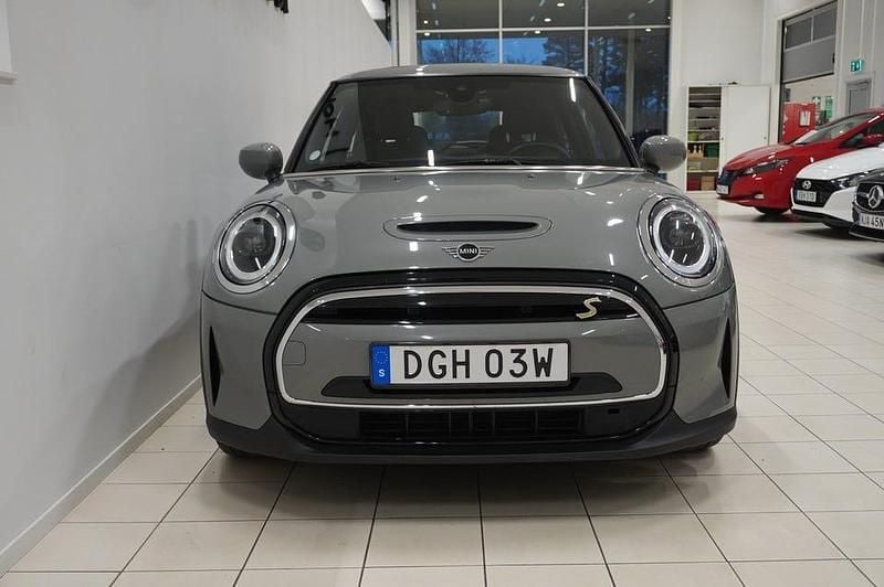 Begagnad Mini Cooper Essential 135 kW (184 HK) 2022 Moonwalk grey met Halvkombi