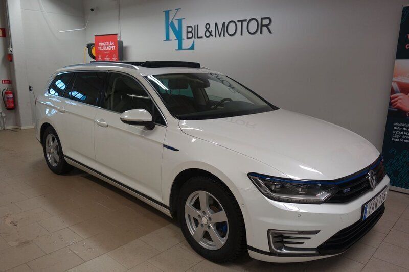 Vit (oryx white) Begagnad 2016 VW Passat GTE Kombi | 189 900 kr (Lite dyr) - Bild 1/4