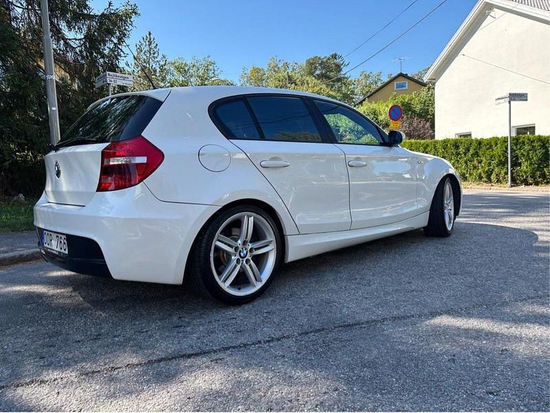 Vit Begagnad 2007 BMW 120 Advantage Halvkombi | 59 000 kr (Marknadspris) - Bild 1/4