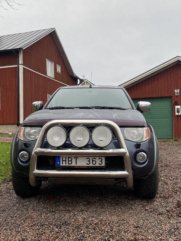 Grå Begagnad 2007 Mitsubishi L200 Pickup | 81 000 kr (Superpris) - Bild 1/4
