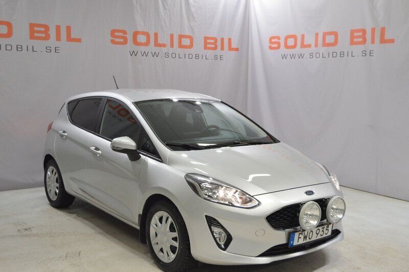 Grå Begagnad 2019 Ford Fiesta Trend Halvkombi | 129 900 kr (Marknadspris) - Bild 1/4