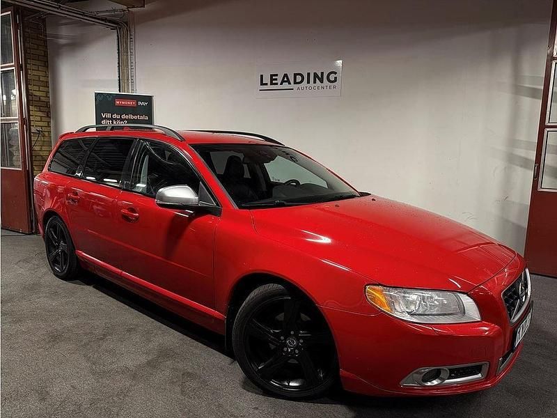 Röd Begagnad 2013 Volvo V70 R-Design Kombi | 109 900 kr (Marknadspris) - Bild 1/4