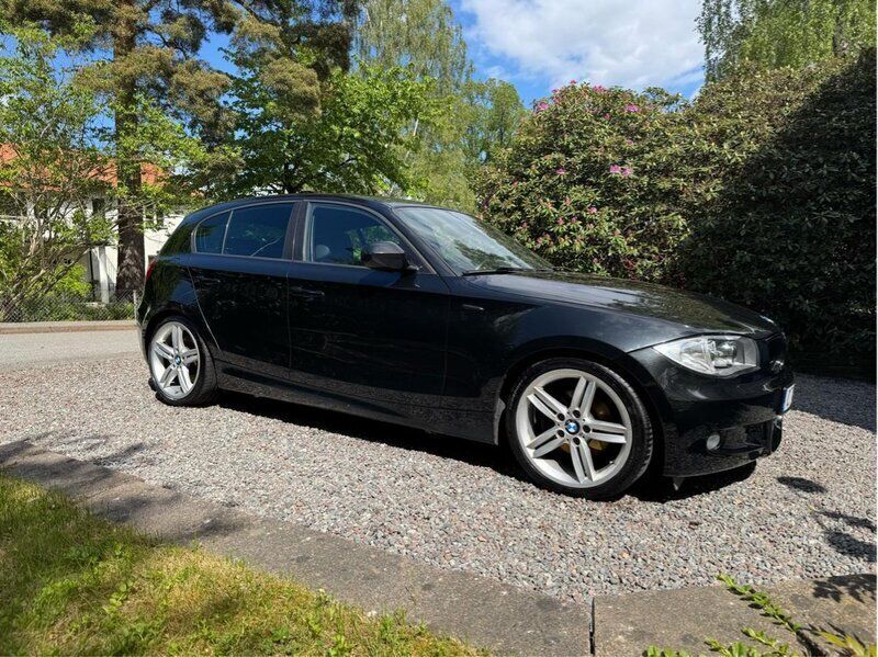 Svart Begagnad 2010 BMW 120 Advantage Halvkombi | 75 000 kr (Lite dyr) - Bild 1/4
