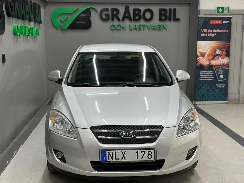 Begagnad Kia Ceed EX 122 HK (89 kW) 2007 Silver Halvkombi