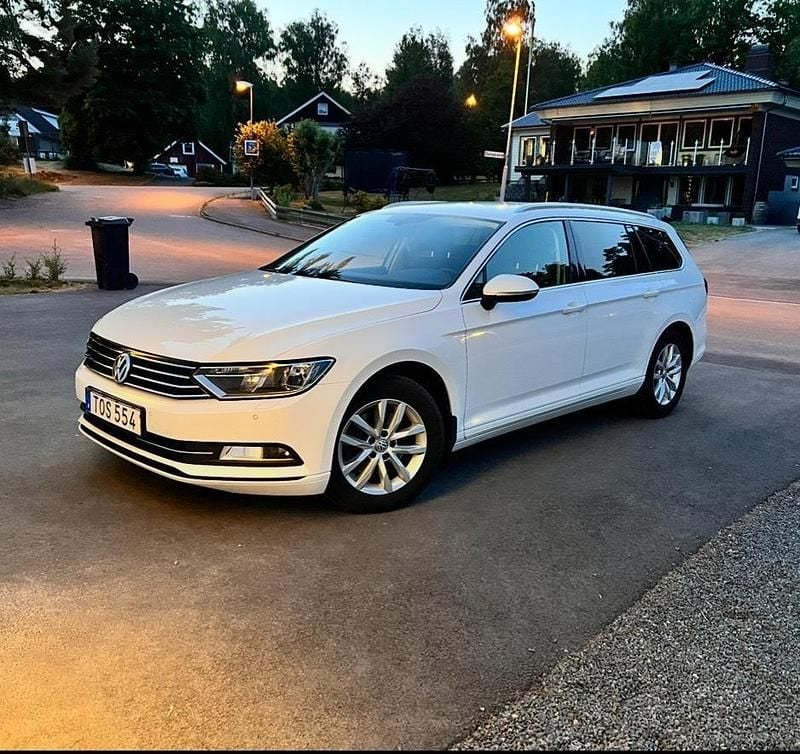 Vit Begagnad 2017 VW Passat Kombi | 129 000 kr (Marknadspris) - Bild 1/4