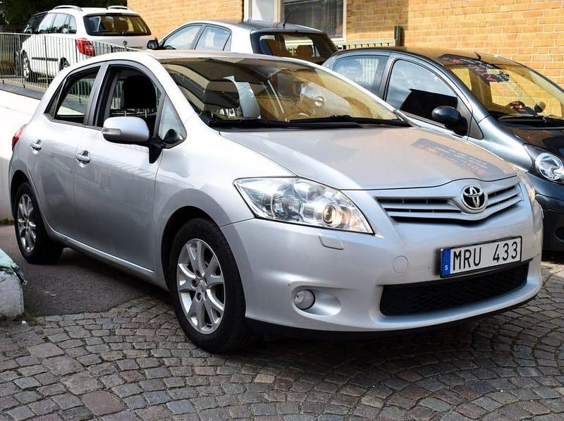 Begagnad Toyota Auris Plus 132 HK (97 kW) 2012 Silver Halvkombi