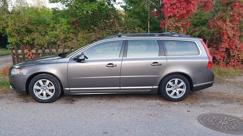 Grå Begagnad 2011 Volvo V70 Momentum Kombi | 55 000 kr (Bra pris) - Bild 1/4