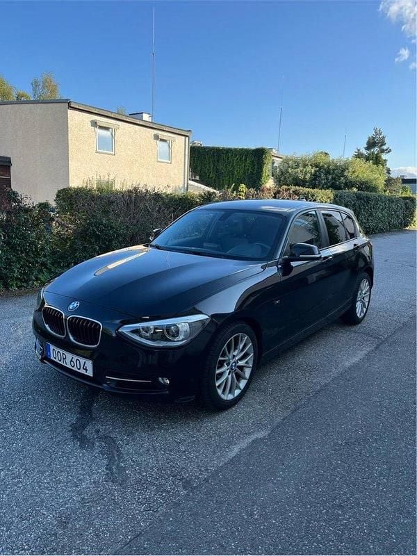 Svart Begagnad 2014 BMW 118 Sport Line Halvkombi | 125 000 kr (Bra pris) - Bild 1/4