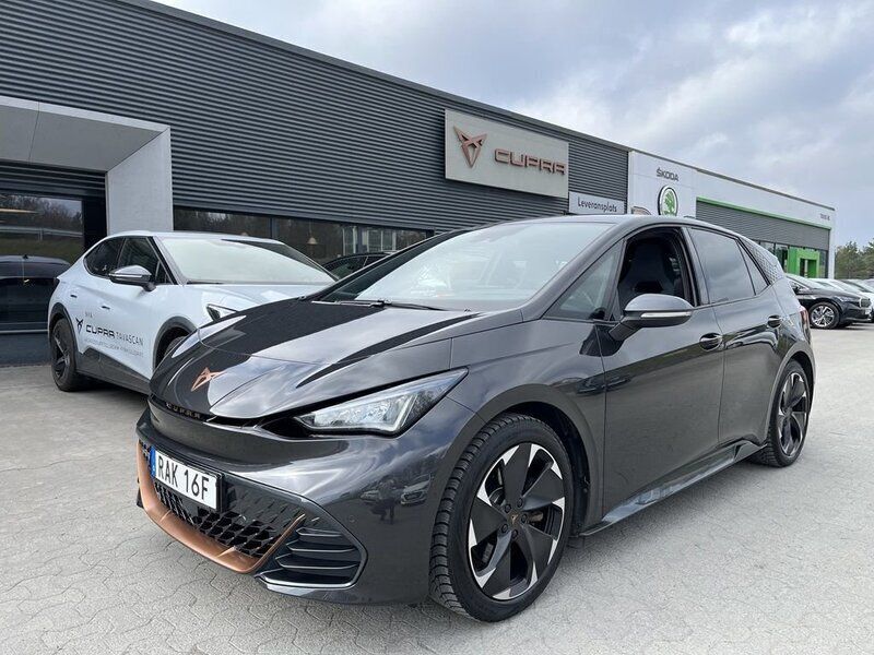 Mörkgrå (quasar grey metallic) Begagnad 2022 Cupra Born e-Boost Halvkombi | 299 000 kr (Marknadspris) - Bild 1/4