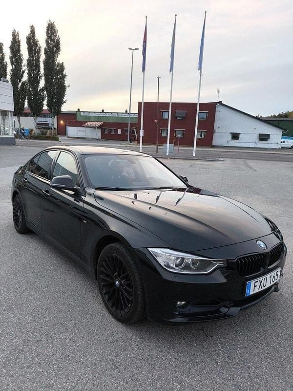 Svart Begagnad 2015 BMW 318 Sport Line Sedan | 129 000 kr (Bra pris) - Bild 1/4