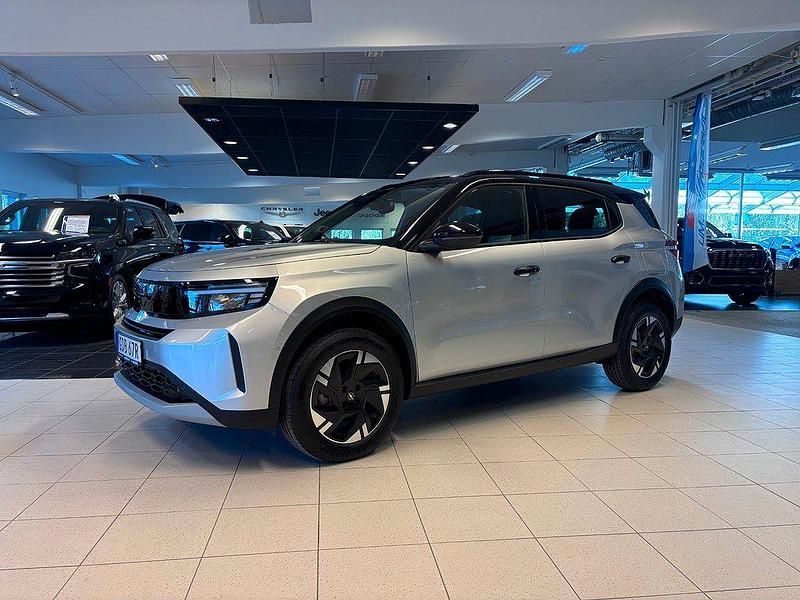 Grå Ny 2025 Opel Frontera SUV | 351 800 kr (Marknadspris) - Bild 1/4