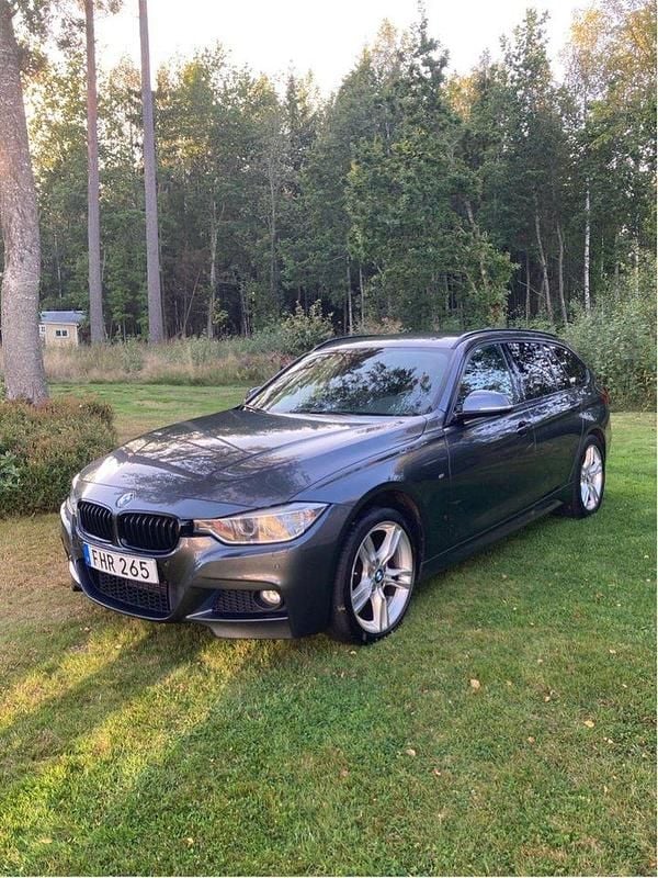 Grå Begagnad 2015 BMW 320 M Sport Kombi | 169 000 kr (Marknadspris) - Bild 1/4