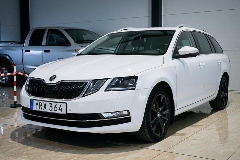 Vit Begagnad 2017 Skoda Octavia G-TEC Style Kombi | 139 500 kr (Marknadspris) - Bild 1/4