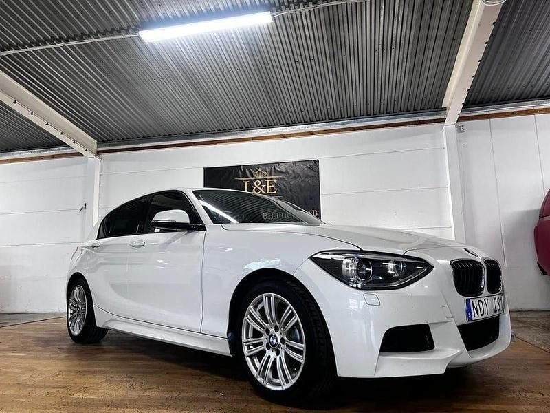 Vit Begagnad 2012 BMW 120 M Sport Halvkombi | 99 900 kr (Bra pris) - Bild 1/4