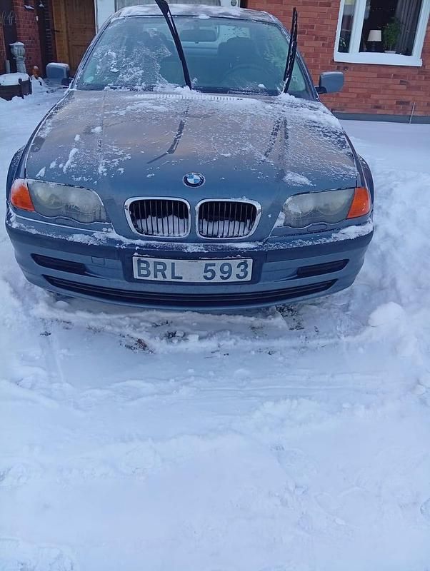 Begagnad 1999 BMW 316 Sedan | 37 000 kr - Bild 1/4