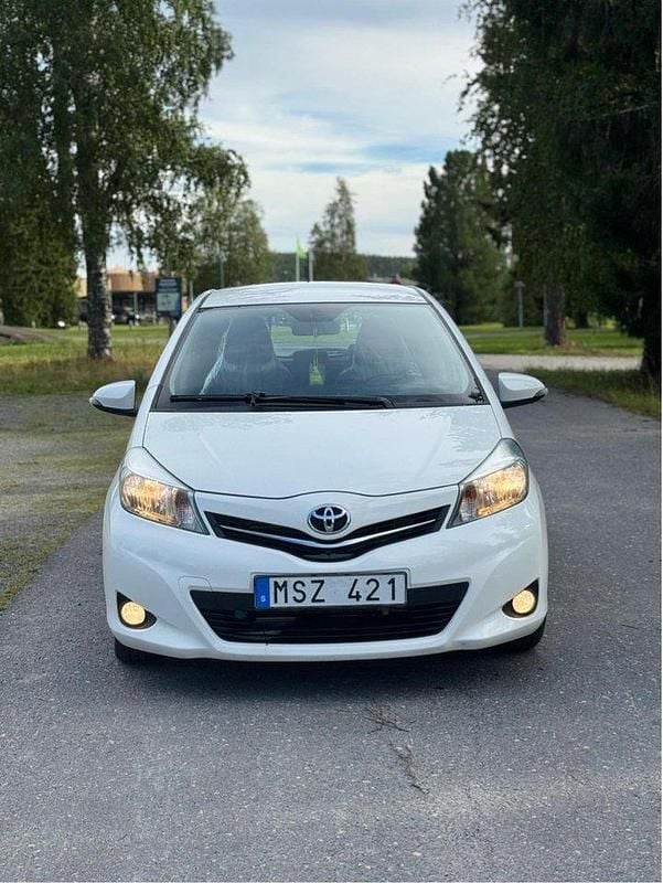 Vit Begagnad 2012 Toyota Yaris Active Halvkombi | 74 900 kr (Marknadspris) - Bild 1/4