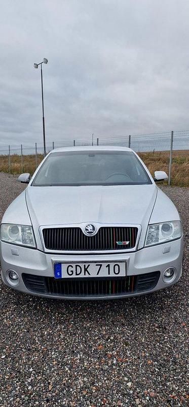 Silver Begagnad 2006 Skoda Octavia RS Halvkombi | 35 000 kr (Marknadspris) - Bild 1/4