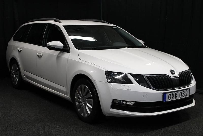Vit Begagnad 2018 Skoda Octavia Kombi | 129 900 kr (Marknadspris) - Bild 1/4