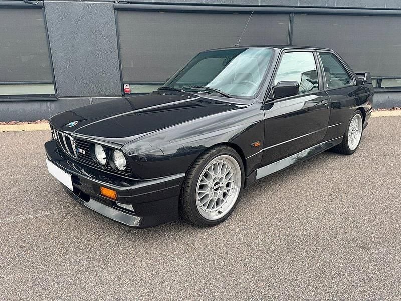 Mörkgrå Begagnad 1987 BMW M3 Sedan | 1 395 000 kr - Bild 1/4