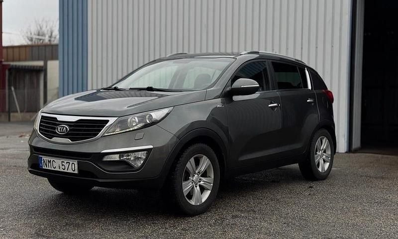 Silver Begagnad 2012 Kia Sportage Comfort SUV | 139 900 kr (Lite dyr) - Bild 1/4