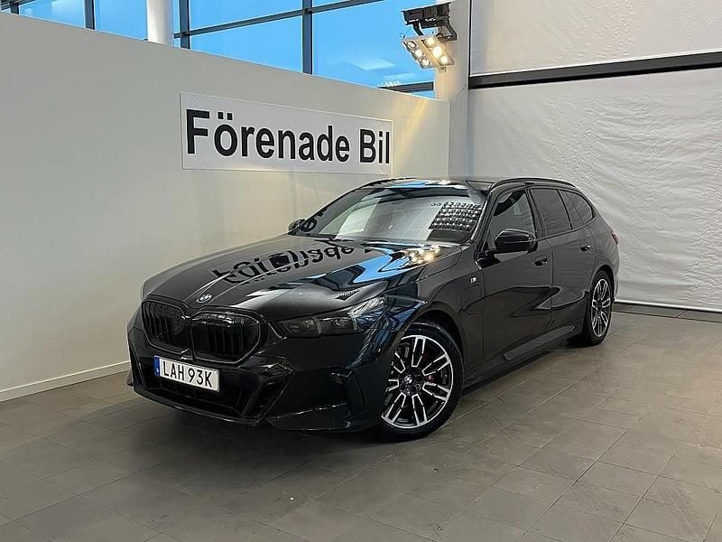 Svart Begagnad 2025 BMW 530e M Sport Kombi | 629 000 kr (Bra pris) - Bild 1/4
