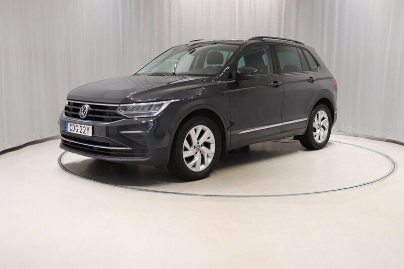 Grå Begagnad 2021 VW Tiguan SUV | 239 800 kr (Marknadspris) - Bild 1/4