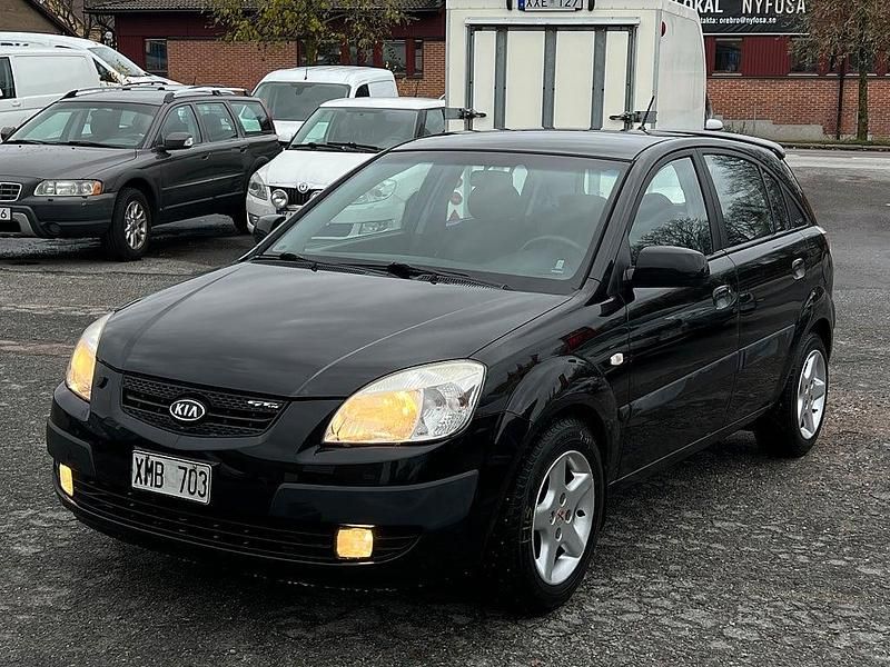 Svart Begagnad 2005 Kia Rio GT-Line Halvkombi | 29 900 kr (Marknadspris) - Bild 1/4