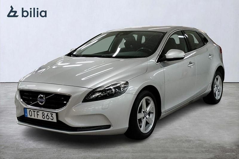 Silver Begagnad 2015 Volvo V40 Momentum Kombi | 129 000 kr (Marknadspris) - Bild 1/3