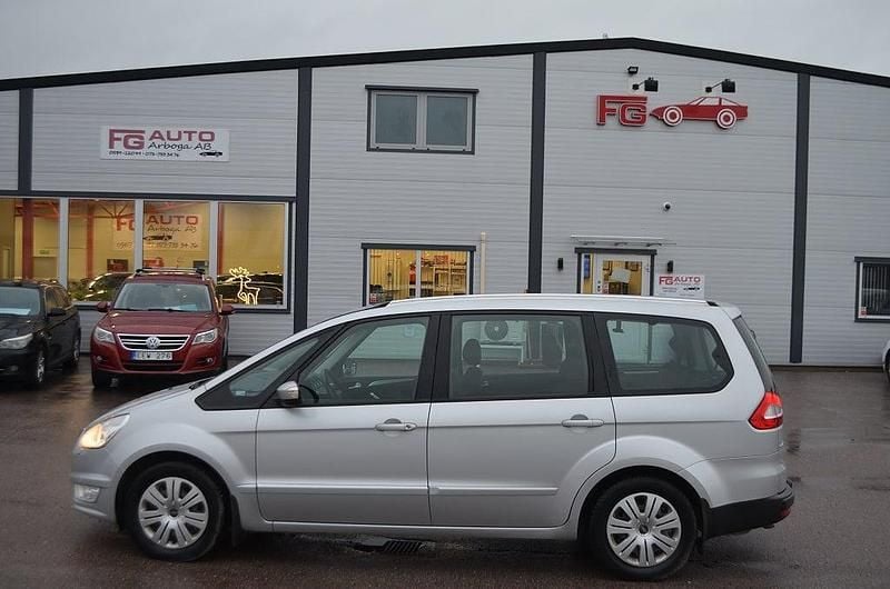 Grå Begagnad 2014 Ford Galaxy Trend Minibuss | 69 900 kr (Bra pris) - Bild 1/4