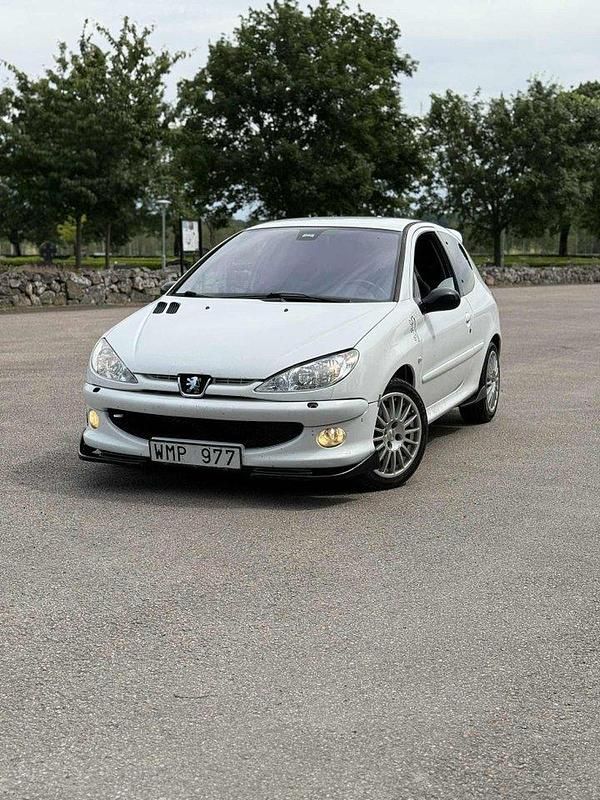 Vit Begagnad 2005 Peugeot 206 RC Halvkombi | 42 000 kr (Dyr) - Bild 1/4