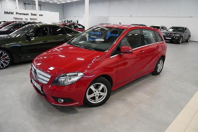Begagnad Mercedes 180 109 HK (80 kW) 2014 Röd Sedan