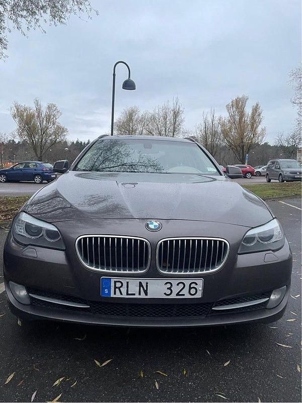 Metallic Begagnad 2012 BMW 520 Kombi | 100 000 kr (Bra pris) - Bild 1/4